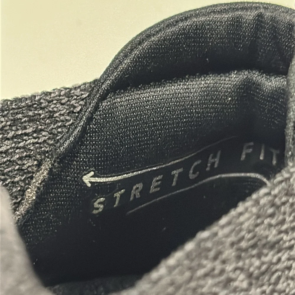 Sketchers Air-Cool Memory Foam Slip on Women’s Sneakers. Size 9.5
